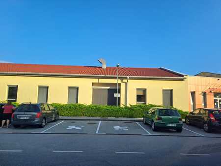 Urejeno parkirišče pri enoti Lehte v Sežani; Vir: Občina Sežana